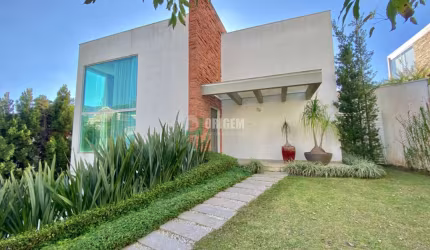 Casa em alto padrão em condomínio fechado com 476m2.