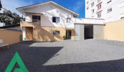 Casa comercial com 1 sala para alugar no Centro, Blumenau , 400 m2 por R$ 10.500