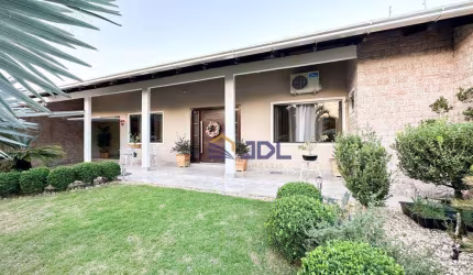 Linda Casa com 3 dormitórios !