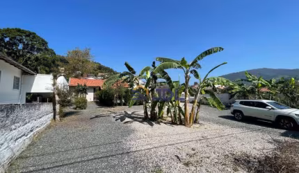 CASA TÉRREA COM PISCINA EM AMPLO TERRENO!