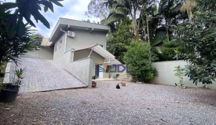 CASA COM MUITA PRIVACIDADE EM TERRENO COM 560.95 M²