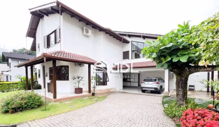 CASA EM CONDOMINIO FECHADO COM EXCELENTE LOCALIZAÇÃO!!!