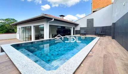 LINDA CASA COM PSICINA NO BAIRRO ÁGUA VERDE, POR R$ 950.000,00