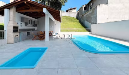 SOBRADO TRIPLEX EM CONDOMINIO COM PISCINA NA AGUA VERDE
