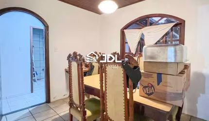 Casa averbada no bairro Escola Agrícola.