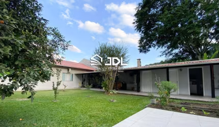 EXCLUSIVIDADE JDL IMÓVEIS! Sua melhor localização no Bairro da Velha Central!! Casa térrea e com muito espaço de jardim!