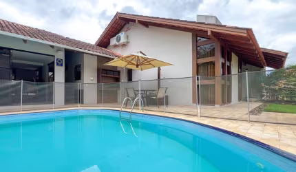 Casa mobiliada com piscina e área de festas no bairro Velha ? Blumenau.