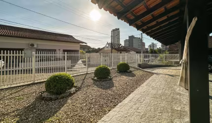Excelente casa averbada no bairro da Velha