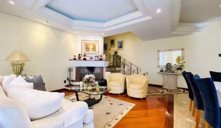 Linda Casa com Piscina na transversal da rua dos Caçadores