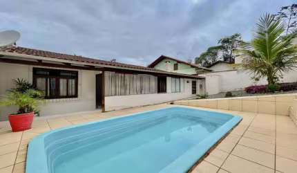 CASA COM 3 QUARTOS, PRÓXIMO AO TERMINAL ÁGUA VERDE