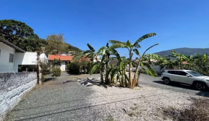 CASA TÉRREA COM PISCINA EM AMPLO TERRENO!