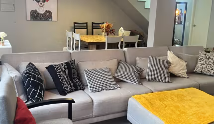 Belíssimo sobrado triplex em condomínio com 4 dormitórios e 6 vagas