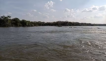 área rural de 5 hectares (51 mil metros quadrados), na beira do rio Cuiabá, com