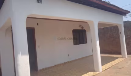 CASA  A  VENDA DE ESQUINA NO CPA