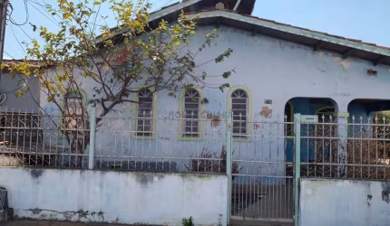 Casa Residencial e Comercial - com 03 quartos sendo 01 suíte
