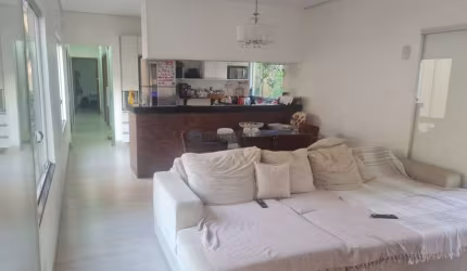 Vendo Casa de 4 Quartos - 2 Suítes - Ampla - Cond. Fechado
