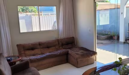 Vendo Linda casa com 4 quartos - 2 suítes - Condomínio Fechado