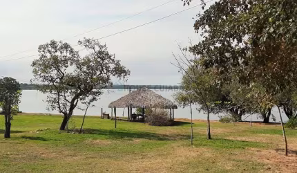 sitio de porteira fechada nas margens do lago do rio manso