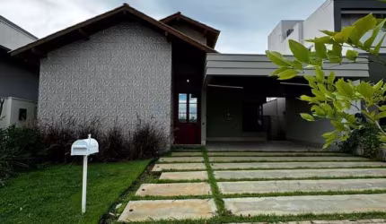 Vende Casa com 3 suítes e área gourmet - Florais do Valle