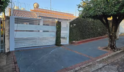 CASA ESPAÇOSA A VENDA NO QUILOMBO