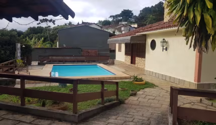 Casa Linear com 4 Vagas Lazer Completo, Livre de Condomínio