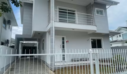 Linda casa no Bairro Pedra Branca