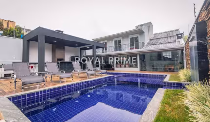 Casa de Rua de Alto Padrão, Reformada, com Quintal, Piscina e 4 quartos à venda, 490 m² - Santo Inácio - Curitiba/PR