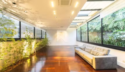 Casa de Luxo em Condomínio, 4 suítes, Jardim, e 850m2 - p/ Locação no Ecoville