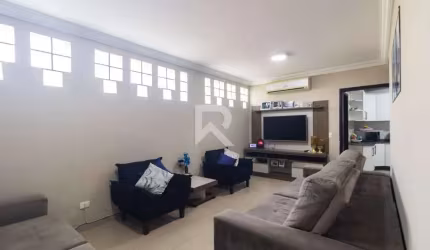 Casa Térrea com Espaço Gourmet, 4 quartos e 2 vagas à venda – Campo Comprido/Curitiba - PR