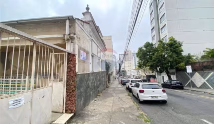Casa para locação na Rua Floriano Peixoto com 15 cômodos , 9 banheiros, 3 áreas descobertas, 2 vagas de garagem no centro da cidade. Ponto comercial
