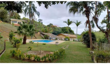 Maravilhoso Sítio, com piscina, área de lazer e casa de 300m². Próximo do centro de Juiz de Fora-MG.