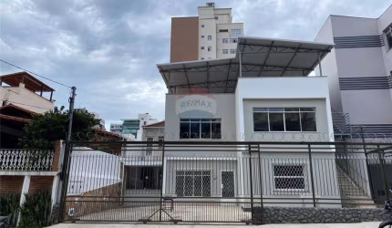 Casa comercial com aprox. 200m², Três pavimentos perfazendo um total de 500m² área construída.