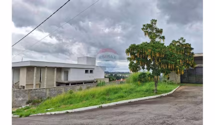 Perto do Centro, em condomínio fechado, lote com 602m, na parte alta, vista linda, em uma rua sem saída, tranquilidade e privacidade.