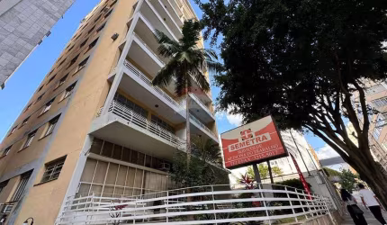 Apartamento com 3 quartos, 2 banheiros, varanda, dependência completa, 2 elevadores, portaria.