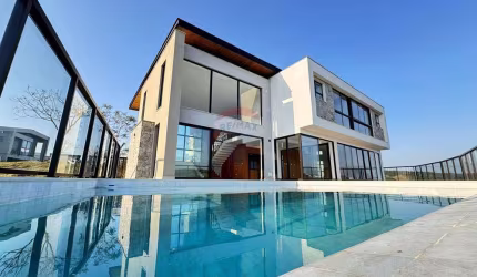 Casa no Alphaville com 4 quartos sendo 4 suítes, piscina, fireplace, área gourmet, elevador, 3 vagas de garagem e portaria 24 horas