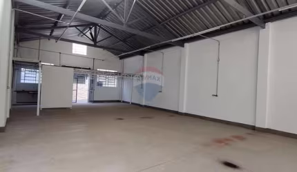 Locação de Galpão 121 m²,  espaçoso, ideal da depósito, ou centro de distribuição, na Fonseca Hermes, fundo, no centro da cidade de Juiz de Fora.
