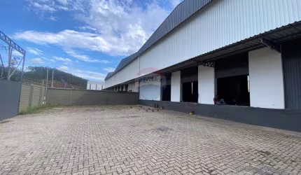 Galpão com 8 docas , 2000 m² - com AVCB - Distrito Industrial de Juiz de Fora - Pronto para seu negócio. Locação