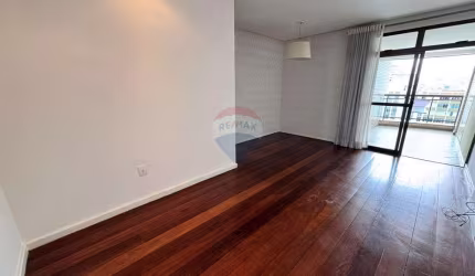 Apartamento de 2 quartos sendo uma suíte, com armários planejados, cozinha com armários, varanda, elevador, portaria 24 hrs e uma vaga de garagem.