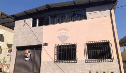 Casa de três quartos sendo um suíte a venda no bairro Grajaú, próxima a  padarias, drogarias, mercados, escolas, pets, igrejas católicas e outras.