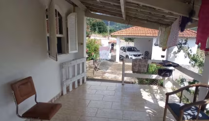 Sítio no bairro Serrinha, em Lambari MG. Com duas casas construídas, cinco quartos, há 10 km do centro da cidade