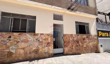 Ponto Comercial Amplo com Espaços Flexíveis para Diversos Tipos de Negócios no Centro, Grande Potencial em Rua de Alto Fluxo de Pedestres.