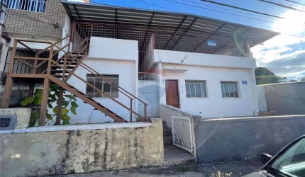 Duas casas com galpão no Jardim de Alá