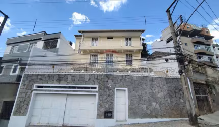 Casa a venda com 03 quartos, sendo duas suítes,  copa/cozinha e área Gourmet e duas vagas de garagem no Bairro Bom Pastor.