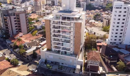 Apartamento de 3 quartos sendo uma suíte com armários, sala 2 ambientes, varanda, cozinha com armários planejados, duas vagas de garagem e elevador.