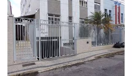 Apartamento com 2 quartos  muito bem localizado em rua tranquila, próximo ao shopping , ampla rede de comercio e serviços