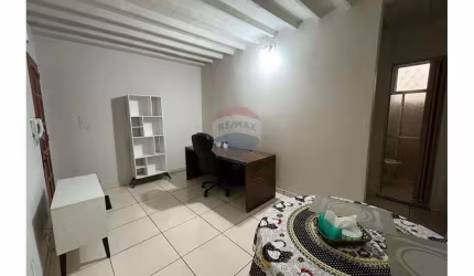 Apartamento de dois quartos, sala, cozinha, área de serviço, banheiro, vaga de garagem compartilhada, todo mobilhado.