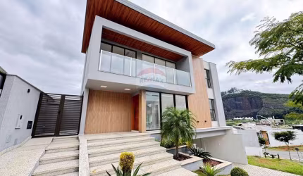 Casa de Alto Padrão no Estrela Alta, com 4 suítes, gourmet e piscina, condomínio clube.