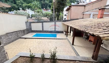 Casa para locação com 3 quartos sendo uma suíte, varanda gourmet com piscina, vaga para dois carros.