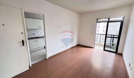 Apartamento com 2 quartos, sala com varanda, cozinha, banheiro, garagem, elevador e portaria remota.