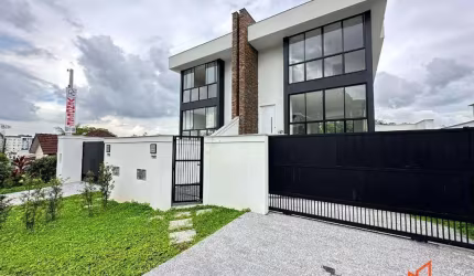 Casa com 03 dormitórios no América em Joinville